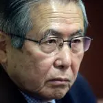 O ex-presidente peruano Alberto Fujimori assiste a seu julgamento na Sede Especial da Polícia em Lima, Peru - 30/6/2008 | Foto: Mariana Bazo/Reuters