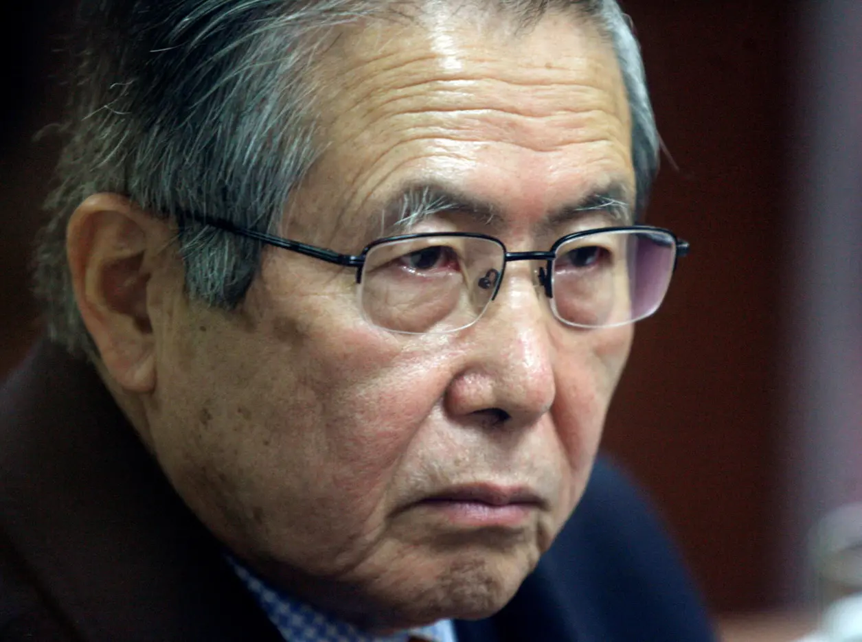 O ex-presidente peruano Alberto Fujimori assiste a seu julgamento na Sede Especial da Polícia em Lima, Peru - 30/6/2008 | Foto: Mariana Bazo/Reuters