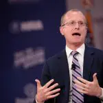 Brendan Carr, em discurso na Conferência de Ação Política Conservadora (CPAC) de 2018, em National Harbor, Maryland | Foto: Gage Skidmore/Flickr
