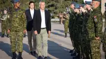 Ao centro, Jens Stoltenberg, chefe da Otan