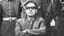 Augusto Pinochet dá golpe no Chile