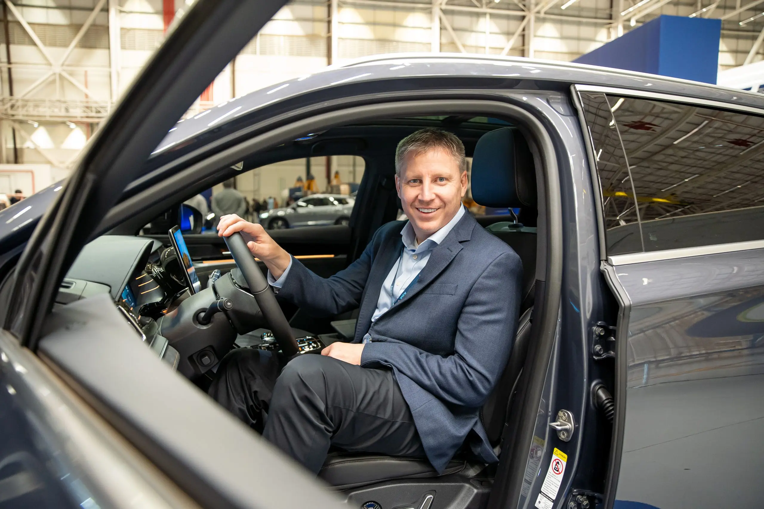 CEO da Azul dentro de carro da BYD