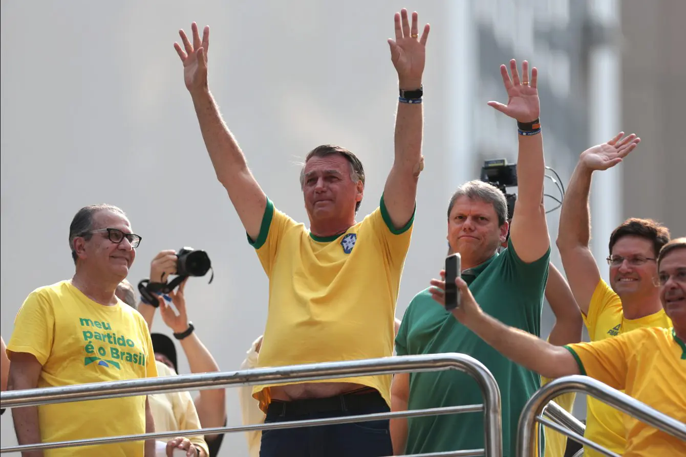 Bolsonaro, em ato na Avenida Paulista, na zona central de São Paulo, no 7 de Setembro. O governador de São Paulo, Tarcísio de Freitas, o pastor Silas Malafaia e Eduardo Bolsonaro subiram ao palco ao lado do ex-presidente - 7/9/2024 | Foto: Tiago Queiroz/Estadão Conteúdo