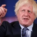 Boris Johnson gesticula, enquanto manifesta apoio ao primeiro-ministro britânico, Rishi Sunak, em um evento de campanha durante uma eleição geral conservadora em Londres – 2/7/2024 | Foto: Hollie Adams/Reuters
