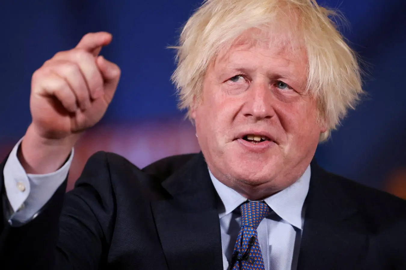 Boris Johnson gesticula, enquanto manifesta apoio ao primeiro-ministro britânico, Rishi Sunak, em um evento de campanha durante uma eleição geral conservadora em Londres – 2/7/2024 | Foto: Hollie Adams/Reuters
