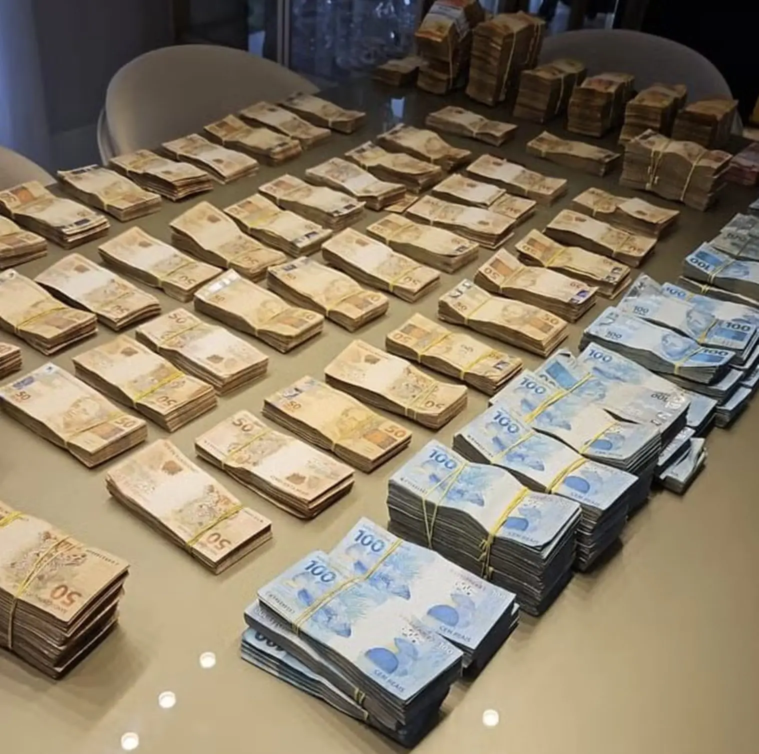 Durante a operação, a PF encontrou R$ 915,9 mil em espécie na casa de um dos empresários investigados | Foto: Divulgação/PF