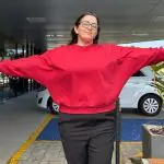 Pessoa veste camiseta da Onco Clothes