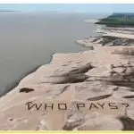 Uma visão aérea de uma mensagem feita por ativistas do Greenpeace sobre bancos de areia expostos em razão da seca no Rio Solimões, um dos maiores afluentes do Rio Amazonas | Foto: Jorge Silva/Reuters