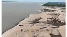 Uma visão aérea de uma mensagem feita por ativistas do Greenpeace sobre bancos de areia expostos em razão da seca no Rio Solimões, um dos maiores afluentes do Rio Amazonas | Foto: Jorge Silva/Reuters