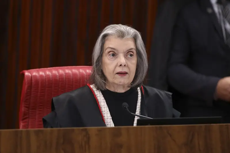 Cármen Lúcia em sessão no TSE
