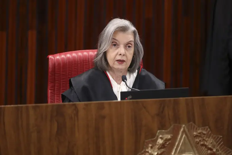 Ministra Cármen Lúcia durante sessão no TSE
