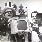 Chacrinha entrega um aparelho de televisão à vencedora da diusputa de melhor calouro da noite | Foto: Reprodução/Wikimedia Commons