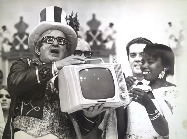 Chacrinha entrega um aparelho de televisão à vencedora da diusputa de melhor calouro da noite | Foto: Reprodução/Wikimedia Commons