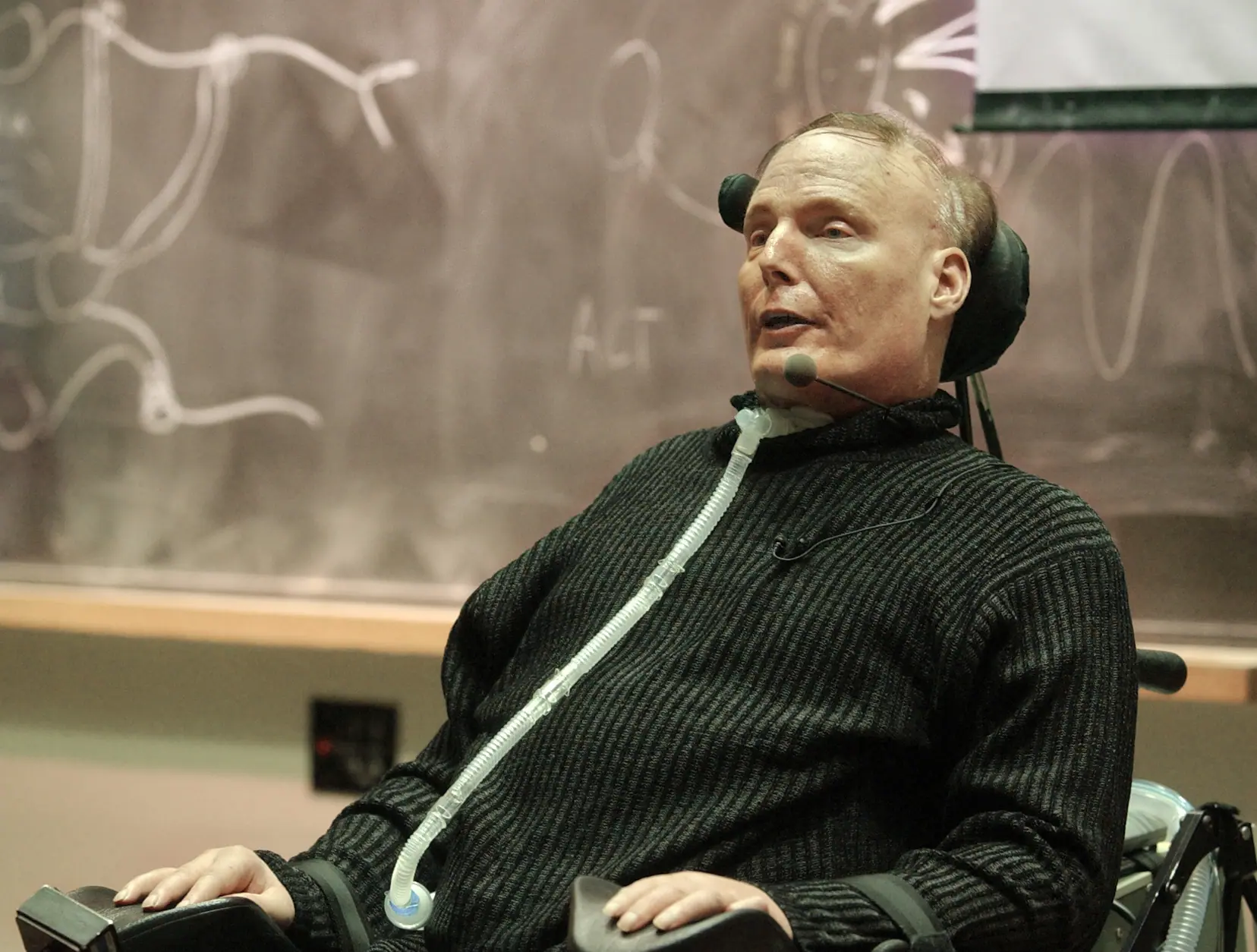 Christopher Reeve discute os potenciais benefícios da pesquisa com células-tronco em uma conferência de neurociência no Instituto de Tecnologia de Massachusetts - MIT