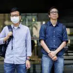 À direita, Chung Pui-kuen e, à esquerda, Patrick Lam, jornalistas pró-democracia condenados em Hong Kong