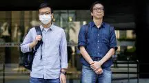 À direita, Chung Pui-kuen e, à esquerda, Patrick Lam, jornalistas pró-democracia condenados em Hong Kong