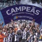 Jogadoras do Corinthians comemoram o título, depois da partida contra o São Paulo, na Neo Química Arena | Foto: Alan Morici/Agência de fotografia/Estadão Conteúdo