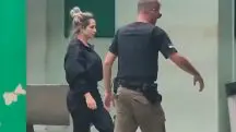 Deolane Bezerra chega à sede do Instituto Médico-Legal no Recife para fazer exame de corpo de delito — Foto: Reprodução/TV Globo