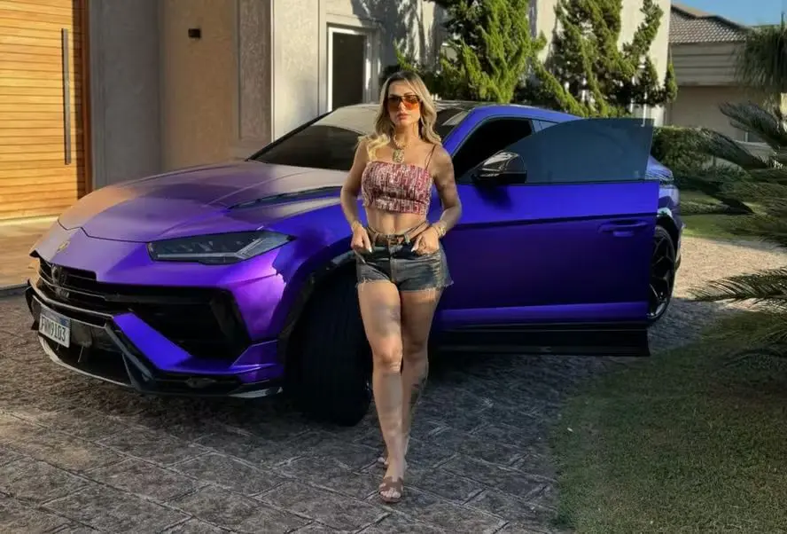 Deolane Bezerra com Lamborghini