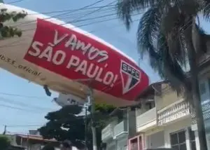 Dirigível do São Paulo, em queda sobre casas, em Osasco
