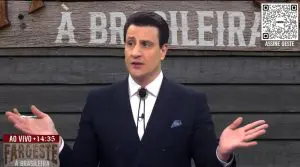 Apresentador do programa Faroeste à Brasileira, da Revista Oeste, Tiago Pavinatto quer o impedimento da magistrada Admara Falante Schneider | Foto: Reprodução/YouTube