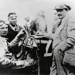 Ferdinand Porsche, à direita do leitor, ao lado de Alfred Neubauer | Foto: Reprodução/Wikimedia Commons