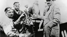 Ferdinand Porsche, à direita do leitor, ao lado de Alfred Neubauer | Foto: Reprodução/Wikimedia Commons