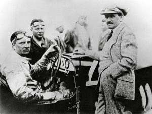 Ferdinand Porsche, à direita do leitor, ao lado de Alfred Neubauer | Foto: Reprodução/Wikimedia Commons