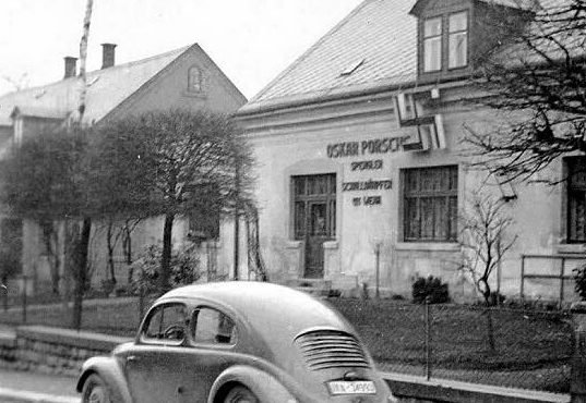 Um protótipo do Fusca, em frente à casa de nascimento de Ferdinand Porsche | Foto: Reprodução/Wikimedia