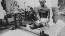 Detido pelo governo britânico entre 1922 e 1924, Gandhi se afastou da política por um período nos anos 1920, mas retornou em 1930 com uma nova campanha de desobediência civil | Foto: Reprodução/Wikimedia Commons