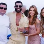Gusttavo Lima e mulher, ao lado de casal foragido da Justiça brasileira