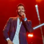 Gusttavo Lima, em show, com microfone na mão