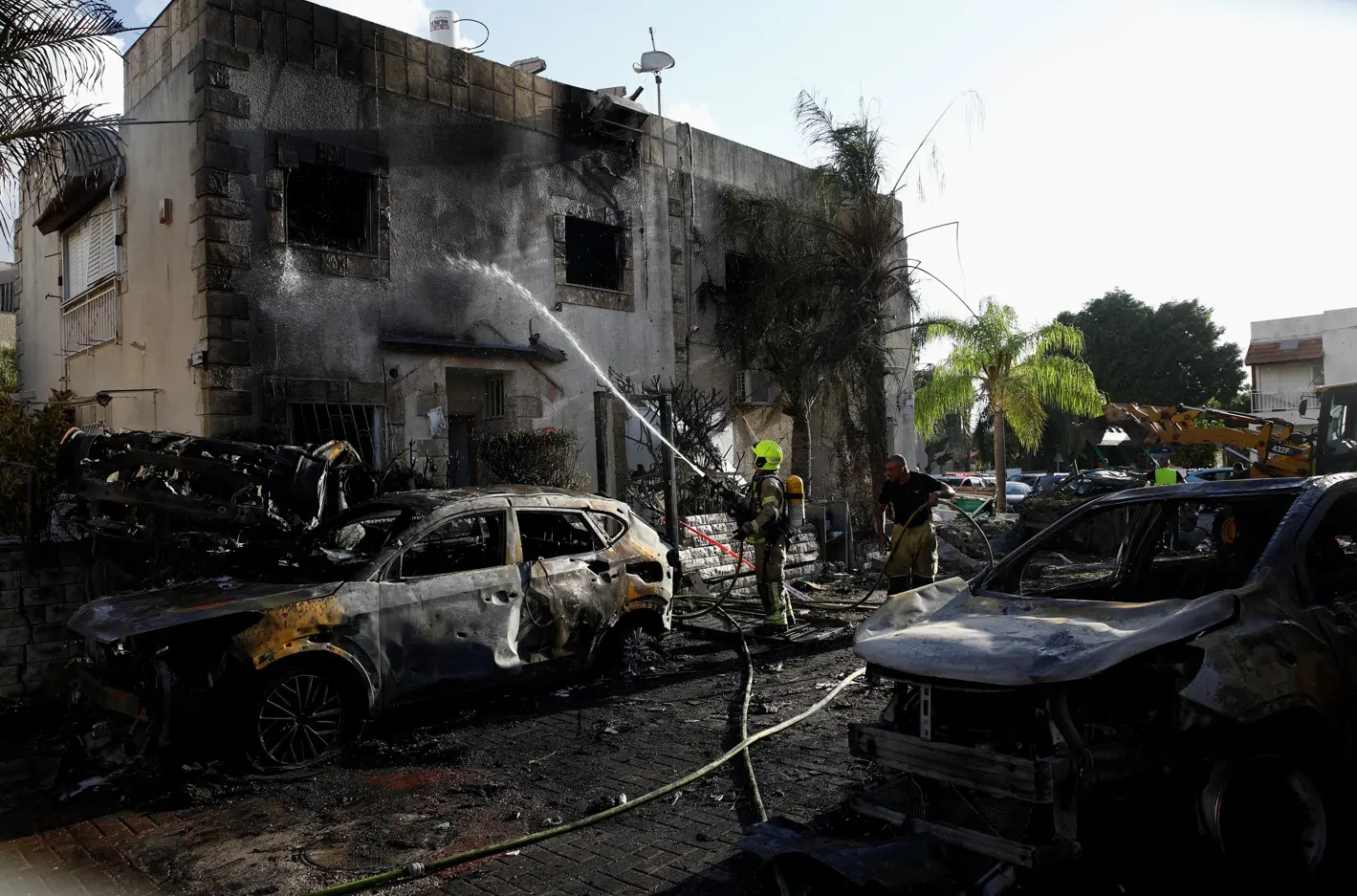 Equipes de emergência trabalham em um local de casas danificadas, depois de um ataque de foguete do Líbano - 22/9/2024 | Shir Torem/Reuters