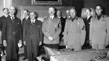 Da esquerda do leitor para a direita: Chamberlain, Daladier, Hitler, Mussolini e o ministro das Relações Exteriores da Itália, conde Galeazzo Ciano. No fundo, da esquerda para a direita: desconhecido (provavelmente um diplomata britânico), Fromageot, Ribbentrop, Weizsäcker e Leger – 29/9/1938 | Foto: Reprodução/Wikimedia Commons
