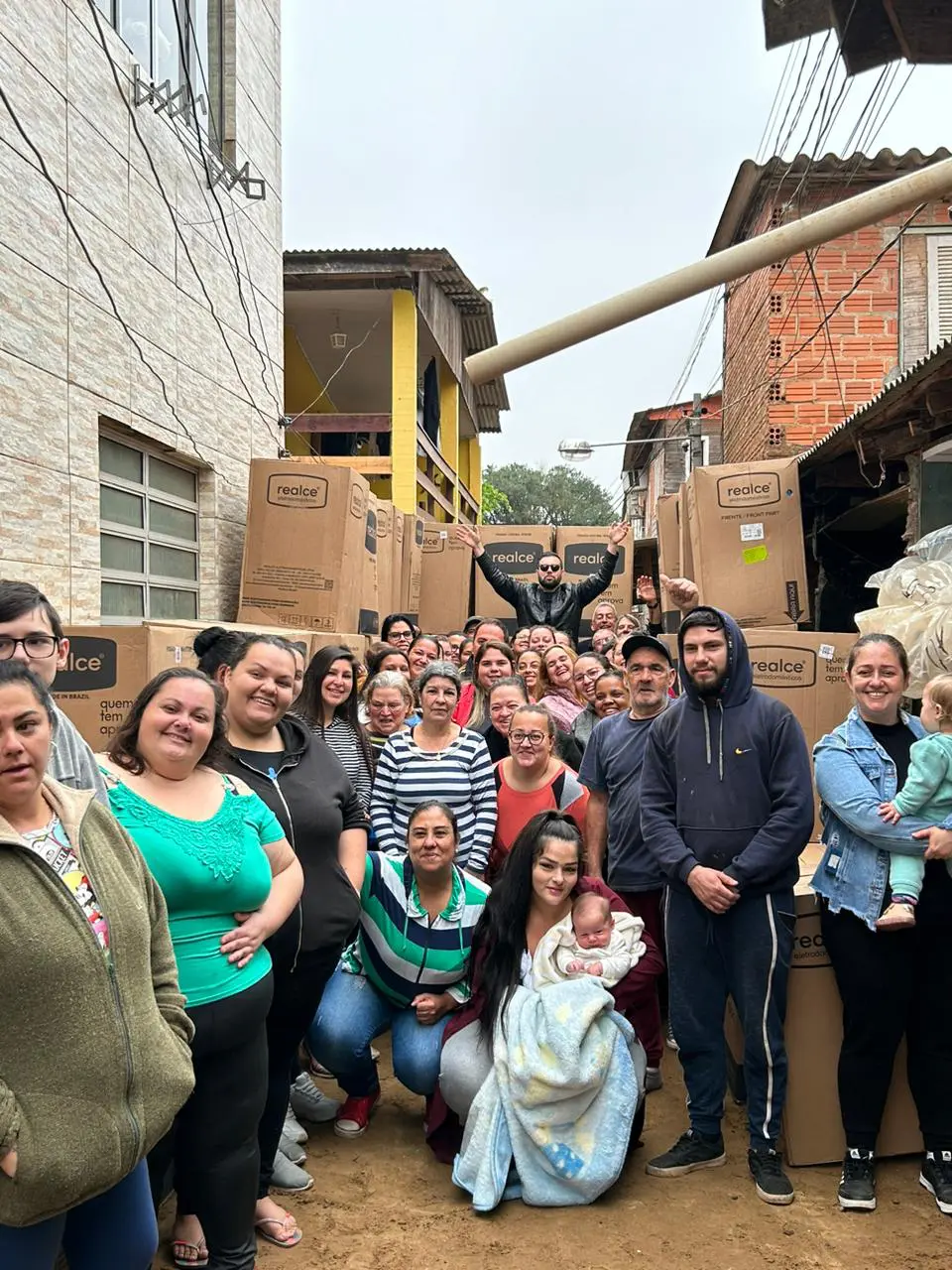 Beco do bairro da Picada, em Eldorado do Sul.Voluntários do Projeto Espíndola entregam geladeiras aos afetados pelas enchentes | Foto: Tauany Cattan/Revista Oeste