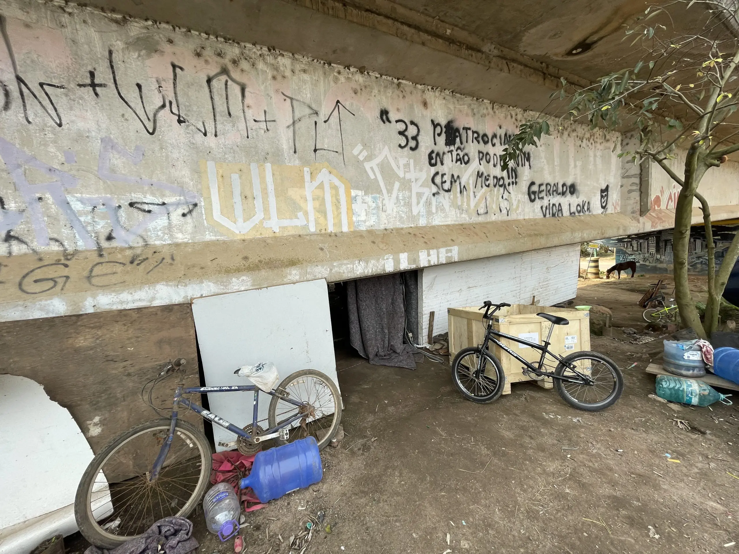 Entrada do atual lar da família Nascimento, embaixo da ponte de uma rodovia localizada na Ilha dos Marinheiros, em Porto Alegre | Foto: Tauany Cattan/Revista Oeste