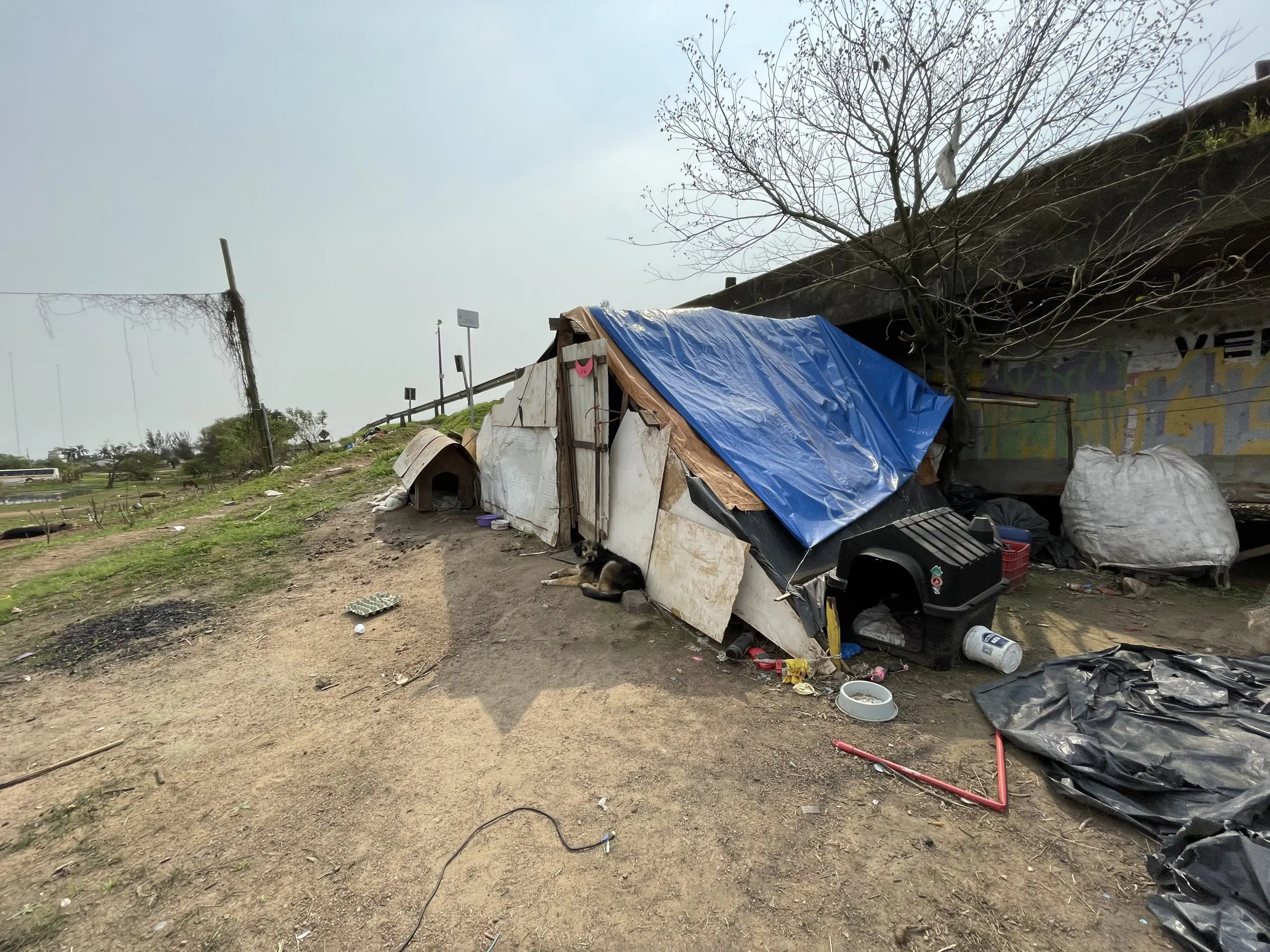 Banheiro improvisado da família Nascimento, feito de lona e pedaços de madeira - Ilha dos Marinheiros, Porto Alegre, Rio Grande do Sul | Foto: Tauany Cattan/Revista Oeste
