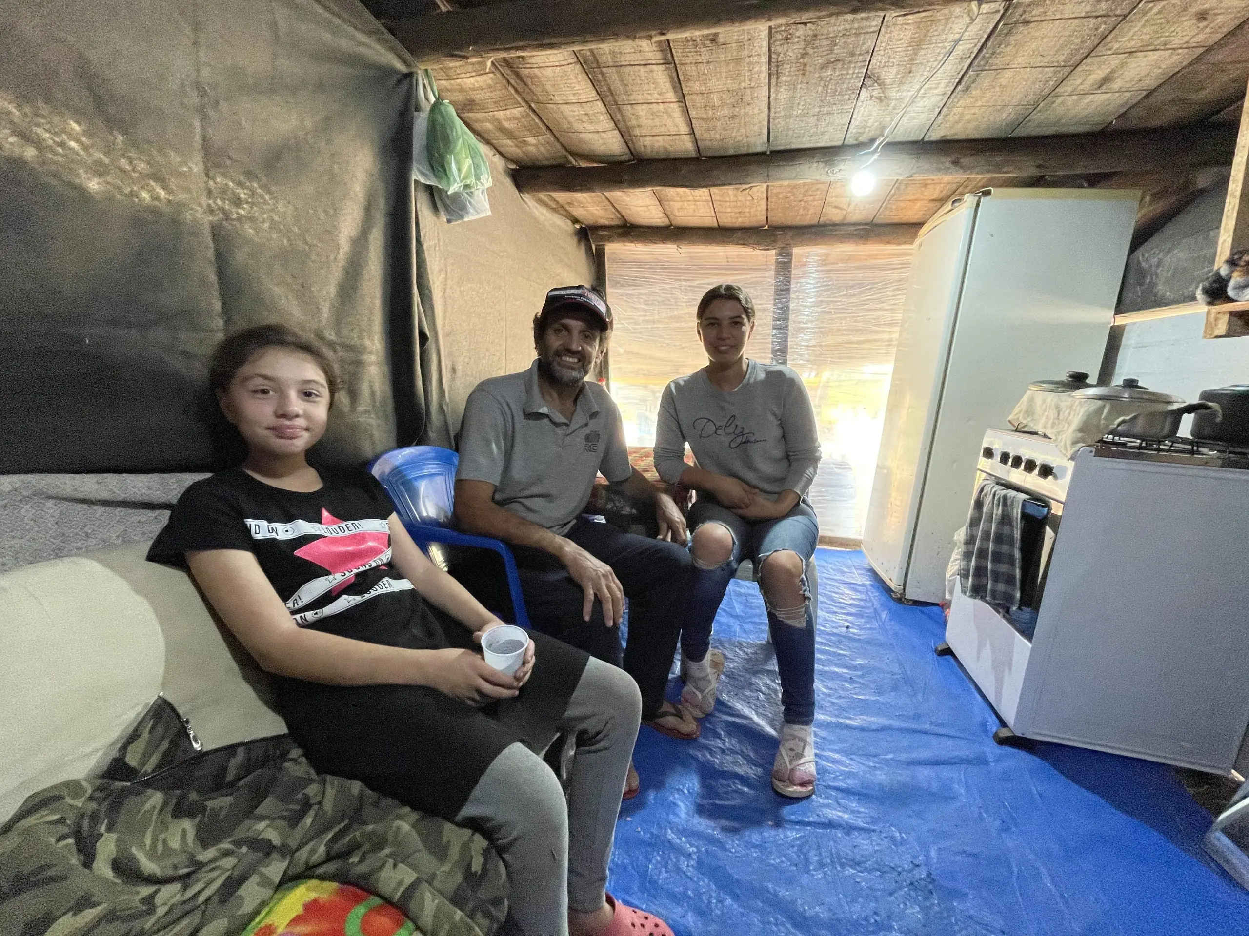 Família nascimento, na parte inferior da ponte, onde se abrigaram enquanto não possuem um lar adequado | Foto: Tauany Cattan/Revista Oeste