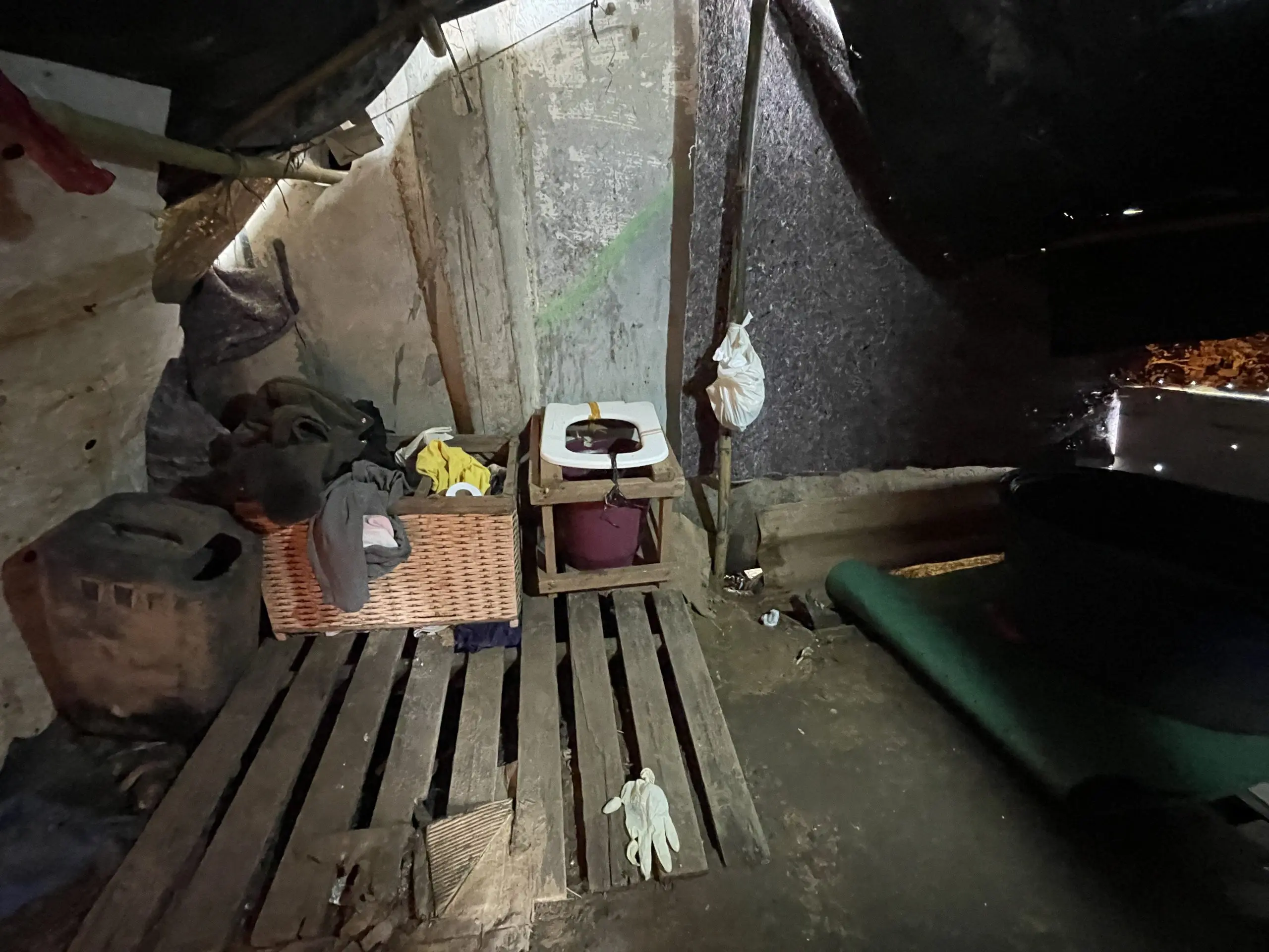 Parte interior do banheiro improvisado da família Nascimento - Ilha dos Marinheiros, Porto Alegre, Rio Grande do Sul | Foto: Tauany Cattan/Revista Oeste