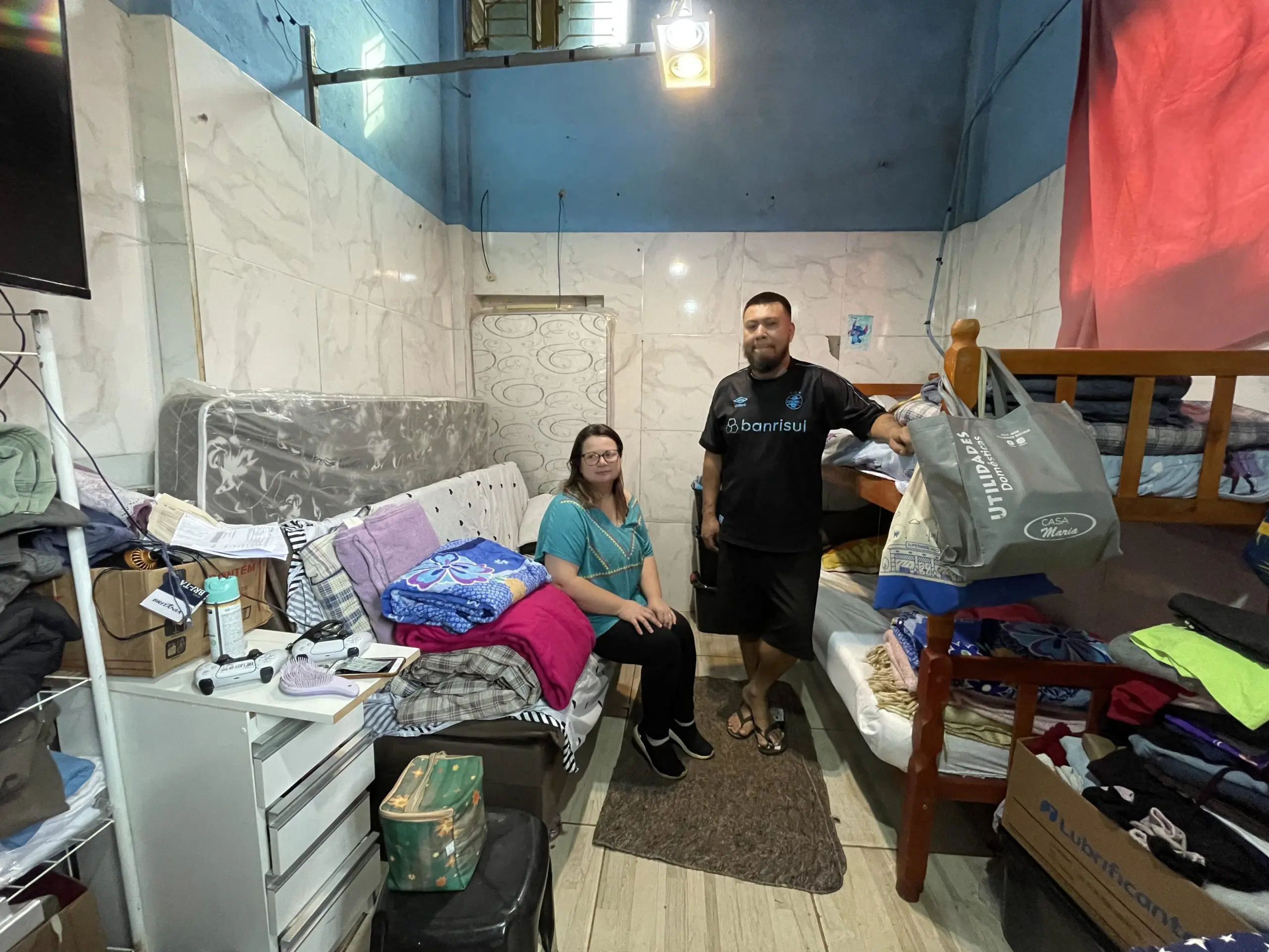 Casal que perdeu tudo para as enchentes de maio. Depois de quatro meses, moram dentro do que sobrou da mecânica, onde trabalham, em Eldorado do Sul | Foto: Tauany Cattan/Revista Oeste