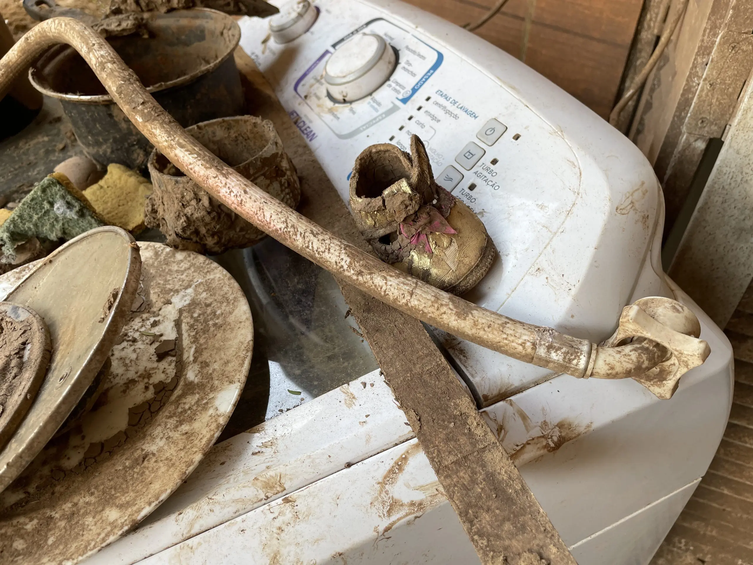 Objetos de uma casa, ainda enlameados | Foto: Tauany Cattan/Revista Oeste