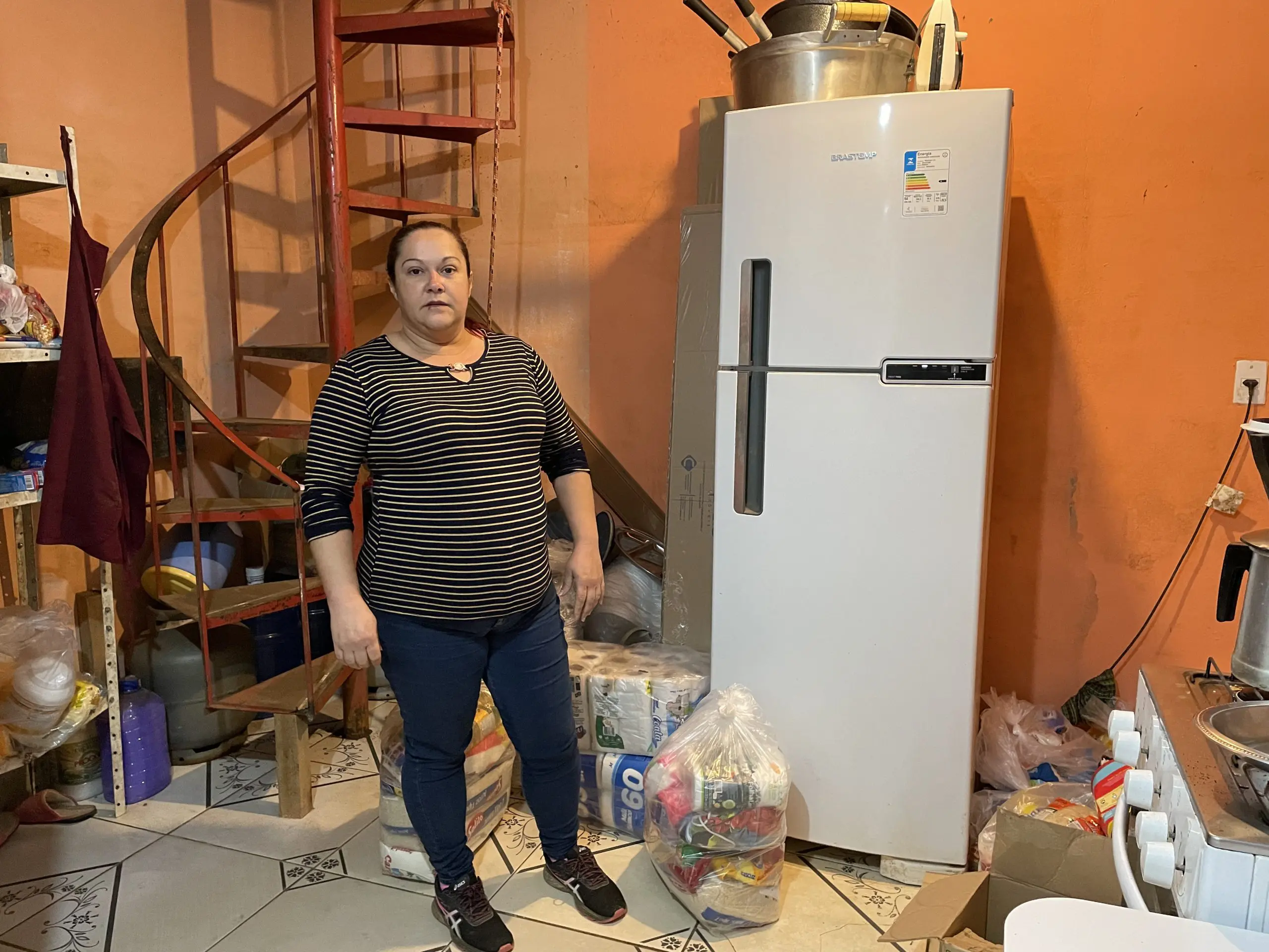 Lidiane Cabral, podóloga, cuidadora e moradora de Eldorado do Sul. Lidiane usa parte de sua casa, atingida pelas enchentes, como ponto de doação até hoje | Foto: Tauany Cattan/Revista Oeste