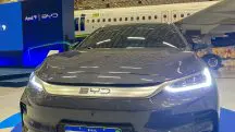 Carro da BYD com o avião da Azul ao fundo