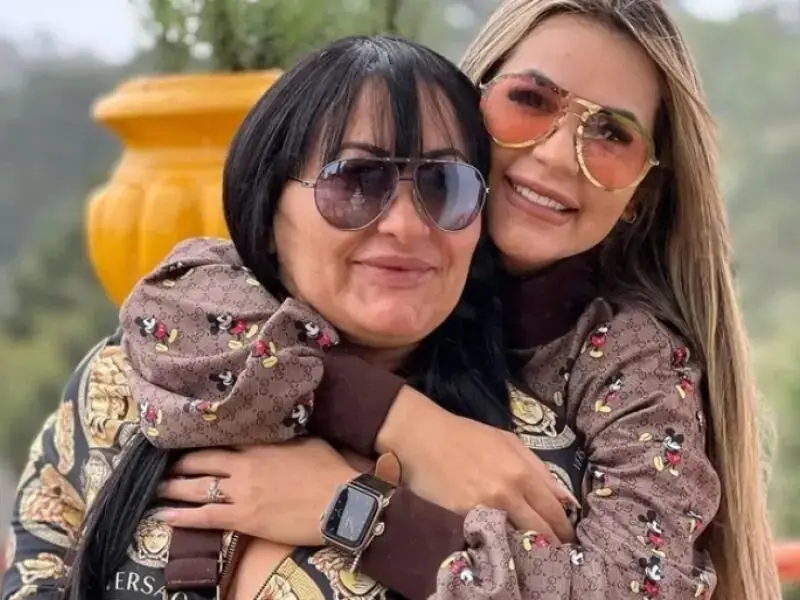 Deolane Bezerra e mãe