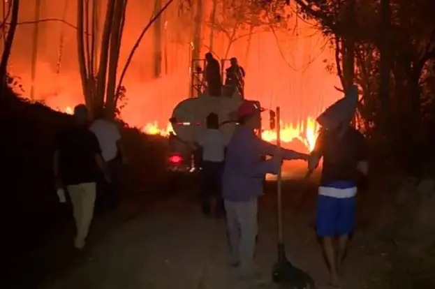 Apesar do incêndio ser de grandes proporções, não houve necessidade de evacuação dos moradores | Foto: Reprodução/EPTV