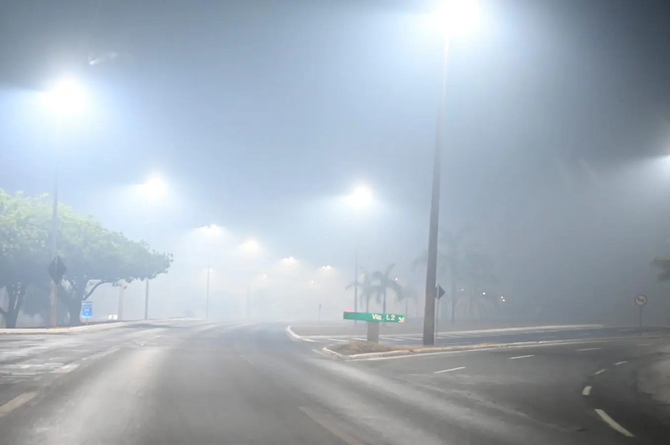 Na madrugada desta segunda-feira, 16, a fumaça da queimada na Floresta Nacional de Brasilia tomou conta das regiões norte da cidade - 16/9/2024 | Foto: Ton Molina/FotoArena/Estadão Conteúdo