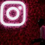 Um homem passa por um logotipo do aplicativo Instagram, durante uma conferência em Mumbai, Índia - 20/9/2023 |Foto: Francis Mascarenhas/Reuters