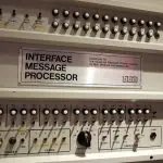 O primeiro nó da Aarpanet foi estabelecido em 2 de setembro de 1969, conectando um computador interface message processor (IMP) a outro no Stanford Research Institute (SRI), usando uma linha telefônica dedicada. Isso deu origem à internet | Foto: Reprodução/Wikimedia Commons