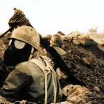 Um soldado iraniano, usando uma máscara de gás e capacete M1 durante a Guerra Irã-Iraque | Foto: Mahmoud Badrfar/Wikimedia Commons