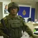 Soldado de Israel, em ação no escritório da rede de TV Al Jazeera na Cisjordânia | Foto: Reprodução/Al Jazeera